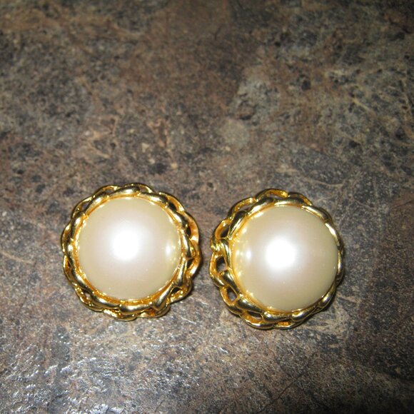 Vintage Carolee Pearl Gold Clip Earrings. - Picture 4 of 4